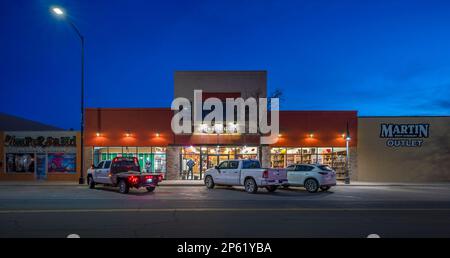 Hobbs, New Mexico, USA – 17 febbraio 2023: Vista serale della Martin Boot Company in centro Foto Stock