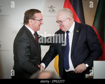 Vilnius, Lituania. 07th Mar, 2023. Boris Pistorius (l, SPD), Ministro federale della difesa, e il suo omologo lituano Arvydas Anusauskas si stringono le mani dopo una conferenza stampa. Il tema dei colloqui con il partner NATO è la guerra in Ucraina. Credit: Kay Nietfeld/dpa/Alamy Live News Foto Stock