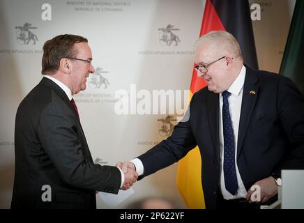Vilnius, Lituania. 07th Mar, 2023. Boris Pistorius (l, SPD), Ministro federale della difesa, e il suo omologo lituano Arvydas Anusauskas si stringono le mani dopo una conferenza stampa. Il tema dei colloqui con il partner NATO è la guerra in Ucraina. Credit: Kay Nietfeld/dpa/Alamy Live News Foto Stock