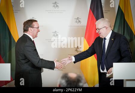 Vilnius, Lituania. 07th Mar, 2023. Boris Pistorius (l, SPD), Ministro federale della difesa, e il suo omologo lituano Arvydas Anusauskas si stringono le mani dopo una conferenza stampa. Il tema dei colloqui con il partner NATO è la guerra in Ucraina. Credit: Kay Nietfeld/dpa/Alamy Live News Foto Stock