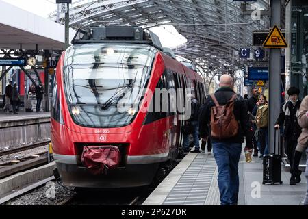 Immagine della piattaforma principale di Koln Hbf a Colonia, Germania. Köln Hauptbahnhof o stazione centrale di Colonia è una stazione ferroviaria di Colonia, in Germania. T Foto Stock