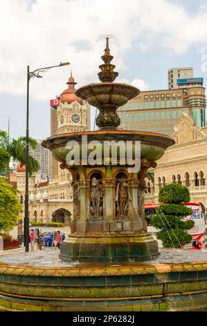 La Victoria Fountain (originariamente la Queen Victoria Fountain), realizzata per celebrare il Giubileo dei Diamanti della Queen Victoria. Si trova in Piazza Merdeka Foto Stock