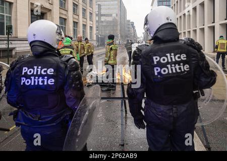 La polizia ha illustrato nel corso di un'azione di fronte comune ai vigili del fuoco per denunciare la mancanza di investimenti in personale e attrezzature per i servizi di emergenza nel quadro della settimana delle azioni di protesta nei servizi pubblici, martedì 07 marzo 2023, a Bruxelles. La processione inizia dalla Cattedrale dei Santi Michel e Gudule per raggiungere l'incrocio Arts-Lois. Una delegazione sarà ricevuta dal Ministro dell'interno. FOTO DI BELGA JAMES ARTHUR GEKIERE Foto Stock