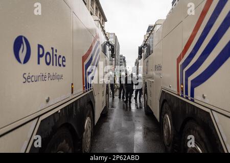 La polizia ha illustrato nel corso di un'azione di fronte comune ai vigili del fuoco per denunciare la mancanza di investimenti in personale e attrezzature per i servizi di emergenza nel quadro della settimana delle azioni di protesta nei servizi pubblici, martedì 07 marzo 2023, a Bruxelles. La processione inizia dalla Cattedrale dei Santi Michel e Gudule per raggiungere l'incrocio Arts-Lois. Una delegazione sarà ricevuta dal Ministro dell'interno. FOTO DI BELGA JAMES ARTHUR GEKIERE Foto Stock