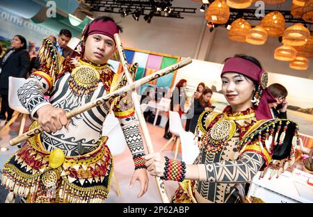 Berlino, Germania. 07th Mar, 2023. Due showmen all'International Tourism Exchange (ITB) con abbigliamento tradizionale di fronte allo stand dalle Filippine. Il paese ospite dell'ITB quest'anno è la Georgia. Credit: Fabian Sommer/dpa/Alamy Live News Foto Stock