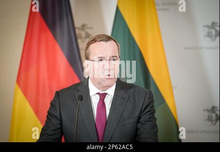Vilnius, Lituania. 07th Mar, 2023. Boris Pistorius (SPD), Ministro federale della difesa, e il suo omologo lituano tengono una conferenza stampa. Il tema dei colloqui con il partner NATO è la guerra in Ucraina. Credit: Kay Nietfeld/dpa/Alamy Live News Foto Stock