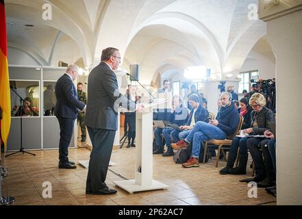 Vilnius, Lituania. 07th Mar, 2023. Boris Pistorius (r, SPD), Ministro federale della difesa, e il suo omologo lituano Arvydas Anusauskas hanno dato una conferenza stampa. Il tema dei colloqui con il partner NATO è la guerra in Ucraina. Credit: Kay Nietfeld/dpa/Alamy Live News Foto Stock