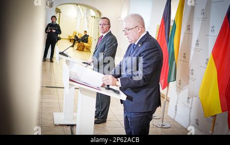 Vilnius, Lituania. 07th Mar, 2023. Boris Pistorius (l, SPD), Ministro federale della difesa, e il suo omologo lituano Arvydas Anusauskas hanno dato una conferenza stampa. Il tema dei colloqui con il partner NATO è la guerra in Ucraina. Credit: Kay Nietfeld/dpa/Alamy Live News Foto Stock