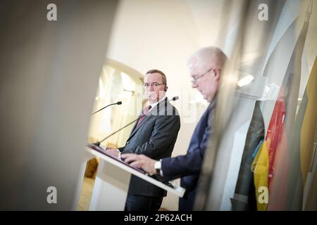 Vilnius, Lituania. 07th Mar, 2023. Boris Pistorius (l, SPD), Ministro federale della difesa, e il suo omologo lituano Arvydas Anusauskas hanno dato una conferenza stampa. Il tema dei colloqui con il partner NATO è la guerra in Ucraina. Credit: Kay Nietfeld/dpa/Alamy Live News Foto Stock