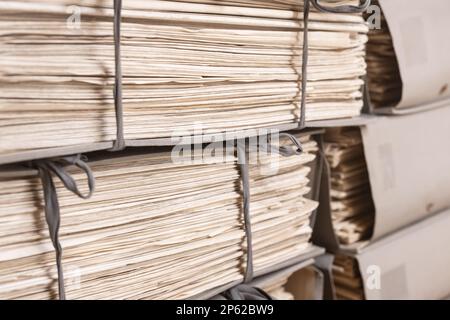 Vecchi file impilati in background. Pile di documenti di carta da lavoro deteriorati Foto Stock