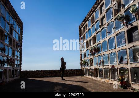 Donna che prega. Solennità di Tutti i Santi nel cimitero di Montjuïc.Barcellona,Catalogna, Spagna Foto Stock