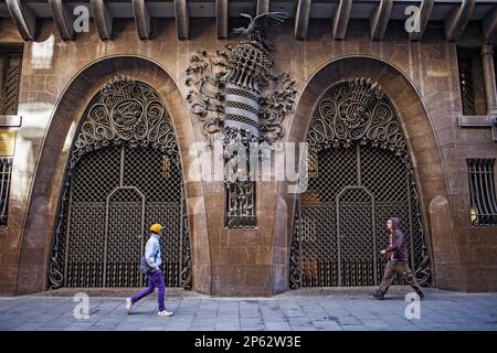 Le porte principali di Palau Guell progettato da Gaudì a Barcellona, in Catalogna, Spagna. Foto Stock