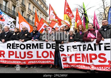 Philippe Martinez, segretario generale del CGT, con Laurent Berger, segretario generale del CFDT a capo della manifestazione contro la riforma delle pensioni. Decine di migliaia di persone si sono riunite a Parigi per manifestare contro il progetto di riforma delle pensioni avviato dal governo borne. Foto Stock