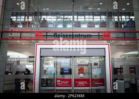 Immagine di un cartello con il logo della Deutsche Bahn sulla stazione ferroviaria di Colonia, biglietteria Koln Hbf, chiamata DB Reisezentrum. La Deutsche Bahn AG è la Foto Stock