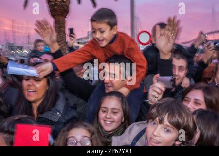 Il bambino cerca di consegnare una lettera ai Magi, le persone che ricevono i Magi, la sera prima del giorno del MagiÂ, porto di Barcellona, Barcellona, Catalogna, Spagna Foto Stock