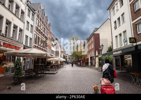 Immagine di una strada pedonale di Dusseldorf, Germania, con edifici fast food nel centro della città. Düsseldorf è una città della Germania occidentale per la quale è nota Foto Stock