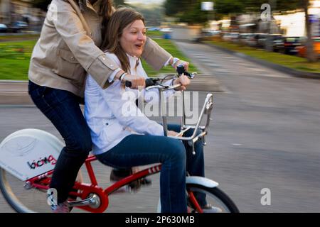 Barcellona: Due amici in bicicletta. In Pau Casals Avenue Foto Stock