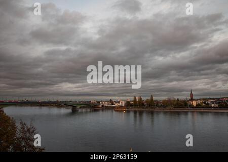 Immagine di un panorama dello skyline di Bonn con una particolare attenzione al fiume Reno e al ponte Kennedy Kennedybrucke. La città federale di Bonn è una città sul Foto Stock