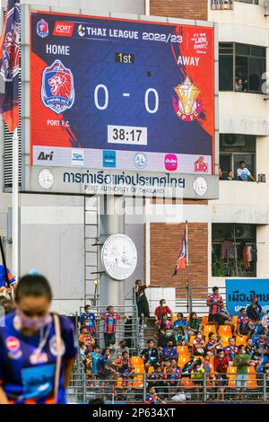 Score elettronico alla partita di calcio tailandese, PAT Stadium, Bangkok, Thailandia Foto Stock