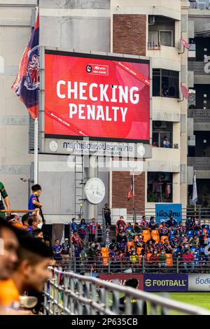 Score elettronico alla partita di calcio tailandese, PAT Stadium, Bangkok, Thailandia Foto Stock