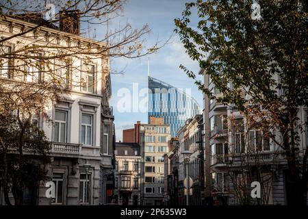 Immagine di un tipico panorama del centro della città di Liegi, Belgio, con tour des finances ed edifici residenziali. Foto Stock