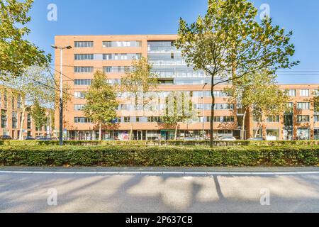 Amsterdam, Paesi Bassi - 10 aprile 2021: Vista su un moderno ed elegante edificio residenziale Foto Stock