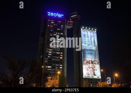 Foto di Zapadna Kapija visto di notte a Belgrado, Serbia. La porta occidentale della città, conosciuta anche come la torre Genex, è un grattacielo a 36 piani a Belgrado, Foto Stock