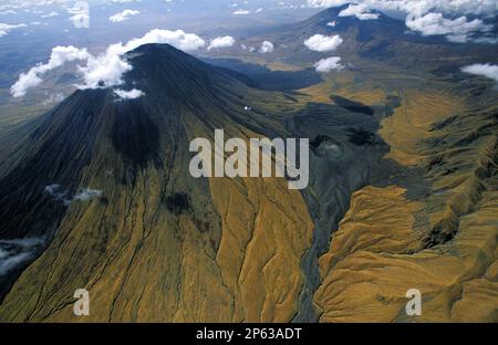 Tanzania. Veduta aerea dello stratovulcano OL Doinyo Lengai Foto Stock