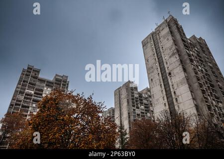 Sfocatura selettiva su un alto edificio da Novi Beograd, a Belgrado, Serbia, un insieme di alloggi comunisti tradizionali con uno stile brutalista, con un Foto Stock