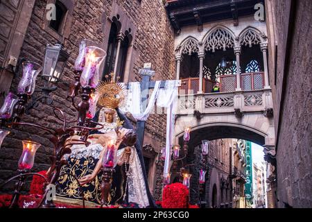 Processione, siesterhood di Virgen de las Angustias, (statua di solito nella chiesa di Sant Jaume), Venerdì Santo, settimana di Pasqua, plaza Sant Jaume, Barcellona, Catal Foto Stock