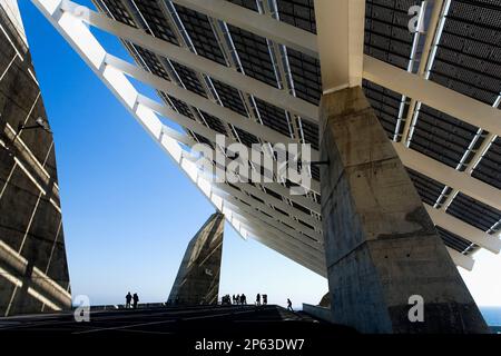 Barcellona: pergola fotovoltaica (3700 m2), da Torres & Martínez Lapeña, Area Forum Foto Stock