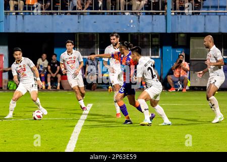 Partita di calcio tailandese professionale al PAT Stadium, Bangkok, Thailandia Foto Stock