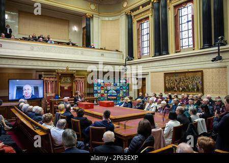 Mary Hornsey, la madre della vittima dei guai Paul Maxwell, parla nella Camera del Senato dell'Assemblea dell'Irlanda del Nord durante un evento della Giornata delle vittime. Paul, di 15 anni, di Enniskillen, è stato ucciso contemporaneamente a Lord Mountbatten in un'esplosione terroristica a bordo dello Shadow V, a Mullaghmore, nella contea di Sligo. Data immagine: Martedì 7 marzo 2023. Foto Stock