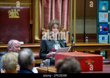 Mary Hornsey, la madre della vittima dei guai Paul Maxwell, parla nella Camera del Senato dell'Assemblea dell'Irlanda del Nord durante un evento della Giornata delle vittime. Paul, di 15 anni, di Enniskillen, è stato ucciso contemporaneamente a Lord Mountbatten in un'esplosione terroristica a bordo dello Shadow V, a Mullaghmore, nella contea di Sligo. Data immagine: Martedì 7 marzo 2023. Foto Stock