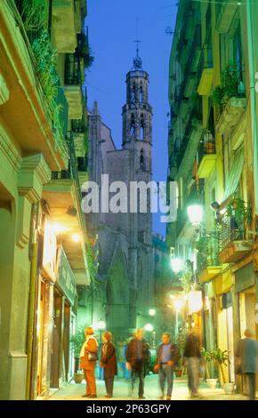 Barcellona: Chiesa di Santa Maria del Mar costruita in stile gotico catalano (14th c.) da Berenguer de Montagut e Ramon Despuig, visto da Argenteria stre Foto Stock