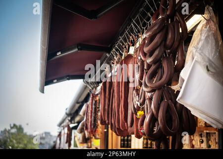 Foto di salsicce, sucuk, essiccazione e appesi su un mercato a Istanbul, Turchia. Sujuk o sucuk è una salsiccia secca, speziata e fermentata che viene consumata Foto Stock