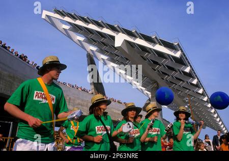 Barcellona: Pergola fotovoltaica (3700 m2), di Torres & Martínez Lapeña. Area del forum. Prestazioni. Foto Stock