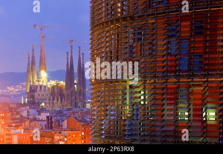 Barcellona: A destra Agbar Tower (142 m.) di Jean Nouvel. A sinistra Sagrada Familia Foto Stock