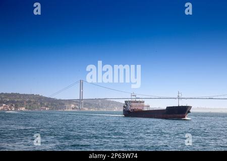 Immagine di una petroliera che naviga sullo stretto del bosforo a Istanbul, in Turchia. Una petroliera, nota anche come petroliera, è una nave progettata per Foto Stock