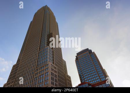 Guarda due grattacieli sotto il cielo blu con nuvole bianche nel centro di Cleveland, Ohio. Foto Stock