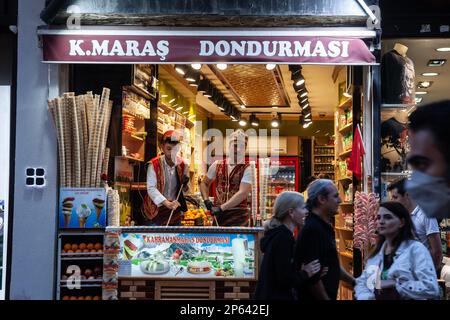 Foto dei tradizionali venditori di gelati turchi a Istanbul, Turchia. La Hondurma è la parola comune in turco per tutti i tipi di gelato che è spesso Foto Stock