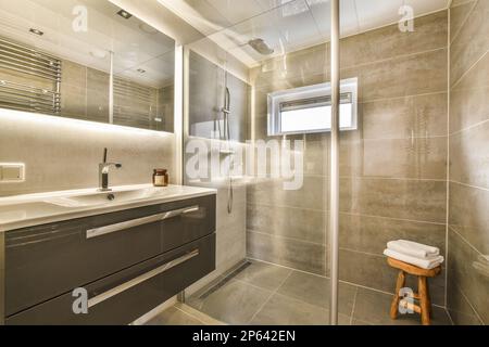 un bagno molto pulito e pronto per l'uso come cabina doccia o camera in casa Foto Stock