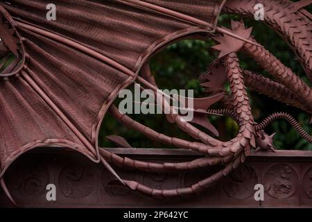 Dettaglio del dragon sul cancello di ferro a Pavellons de la Finca Güell, di Antonio Gaudi. Barcellona. La Catalogna. Spagna Foto Stock