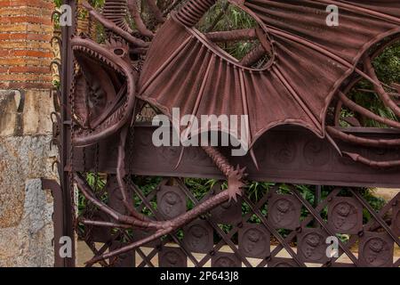 Dettaglio del dragon sul cancello di ferro a Pavellons de la Finca Güell, di Antonio Gaudi. Barcellona. La Catalogna. Spagna Foto Stock