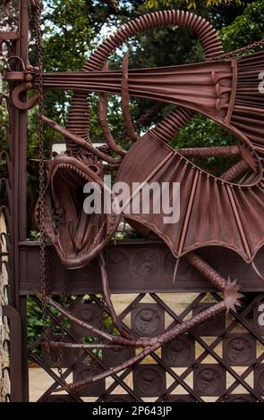 Dettaglio del dragon sul cancello di ferro a Pavellons de la Finca Güell, di Antonio Gaudi. Barcellona. La Catalogna. Spagna Foto Stock