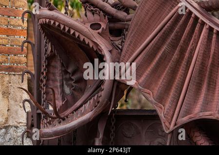 Dettaglio del dragon sul cancello di ferro a Pavellons de la Finca Güell, di Antonio Gaudi. Barcellona. La Catalogna. Spagna Foto Stock