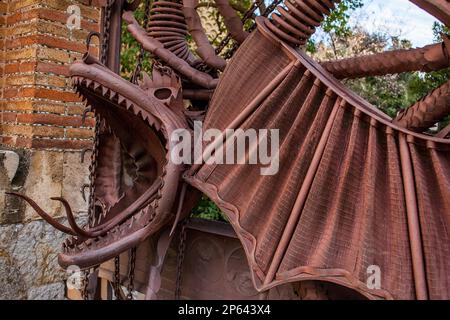 Dettaglio del dragon sul cancello di ferro a Pavellons de la Finca Güell, di Antonio Gaudi. Barcellona. La Catalogna. Spagna Foto Stock