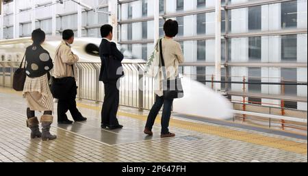 Treno Shinkansen che entra alla stazione ferroviaria di Kyoto, Giappone Foto Stock