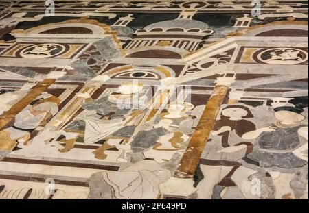 Particolare del mosaico del Duomo di San Martino, detto anche semplicemente Duomo di Lucca, regione Toscana, Italia centrale, Europa - 29 maggio 2021 Foto Stock