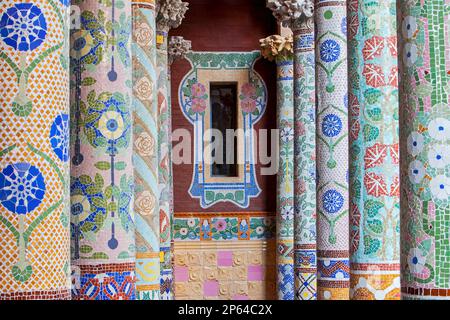 Le colonne della facciata in Art Nouveau, del Palau de la Música,da Lluis Domenech i Montaner, Barcellona, Spagna Foto Stock